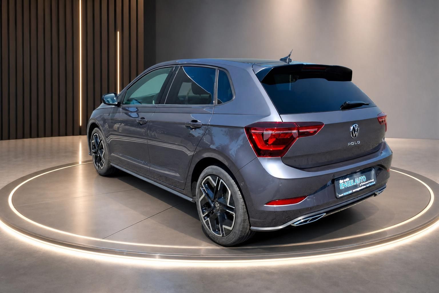 VW Polo R-Line grau Heckansicht schräg rechts – 5-türiger Kleinwagen mit Heckspoiler
