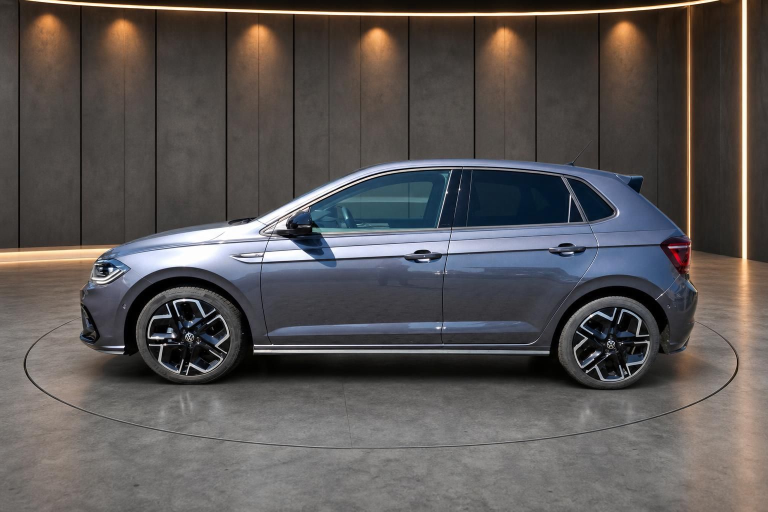 VW Polo R-Line Seitenansicht grau-blau metallic auf Drehteller im Showroom
