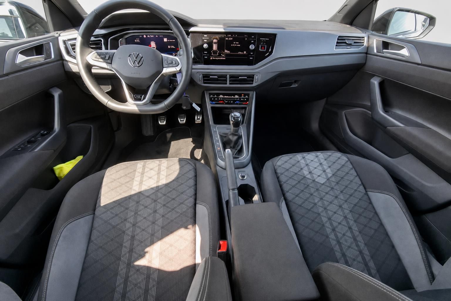 VW Polo Innenraum Cockpit – Lenkrad, Digitalinstrumente, Infotainment und Schaltsitz