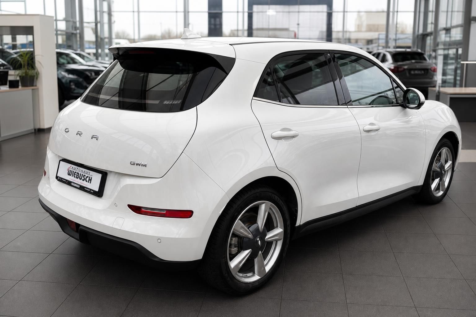 Weißer SUV Heckansicht im Autohaus mit Kennzeichen und modernen Rückleuchten