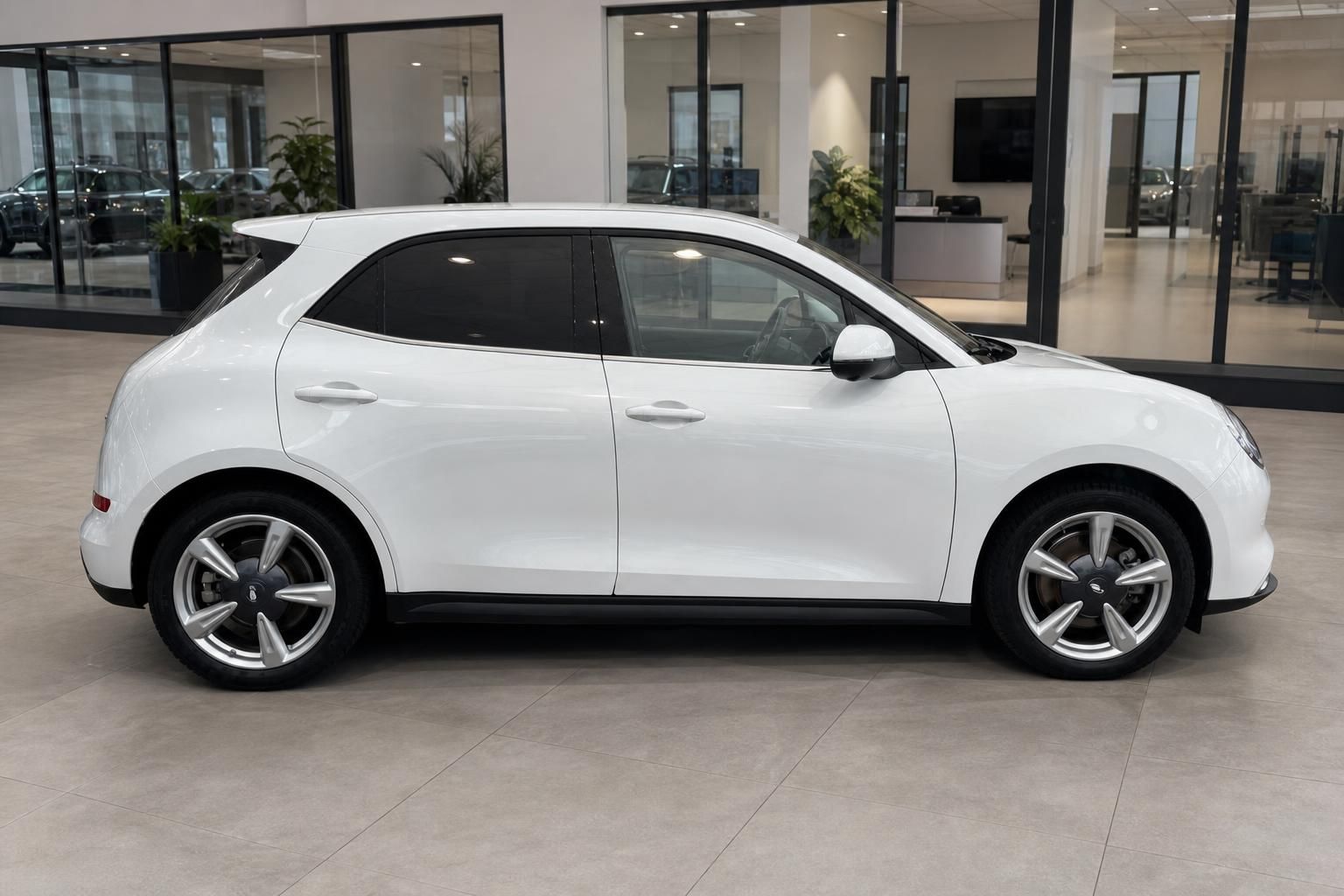 Weißer SUV Seitenansicht im Autohaus Showroom mit modernem Design