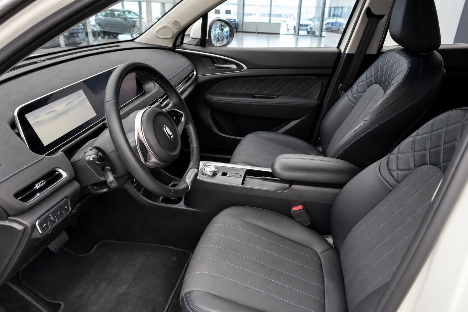 Fahrzeug-Innenraum mit schwarzen Ledersitzen, Lenkrad und Digital-Cockpit im modernen Design