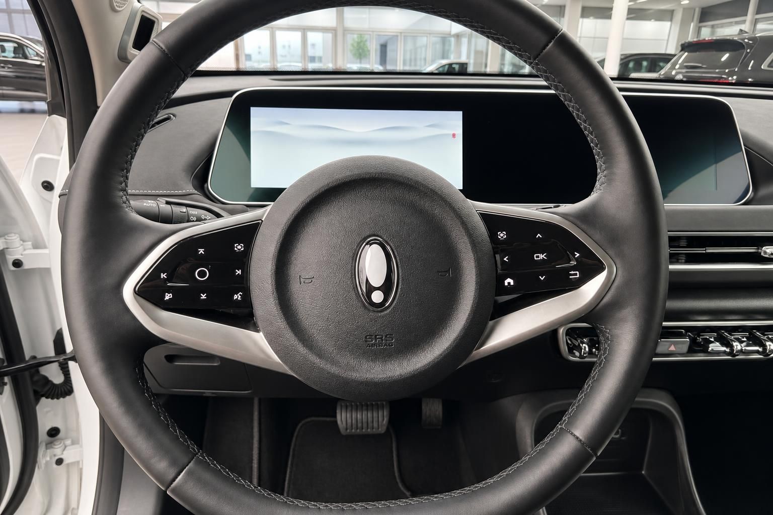 Lenkrad mit Multifunktionstasten und digitalem Display - moderne Fahrzeug-Bedienelemente