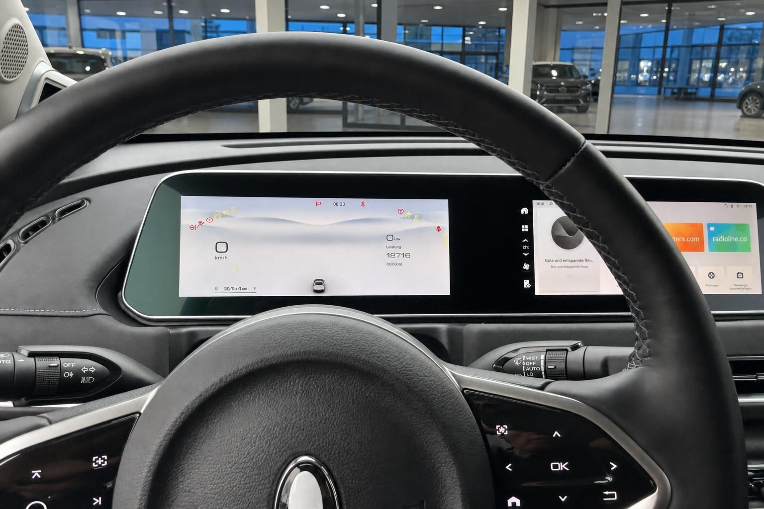 Modernes Cockpit mit digitalem Instrumentendisplay und Lenkrad - Fahrzeug-Innenausstattung