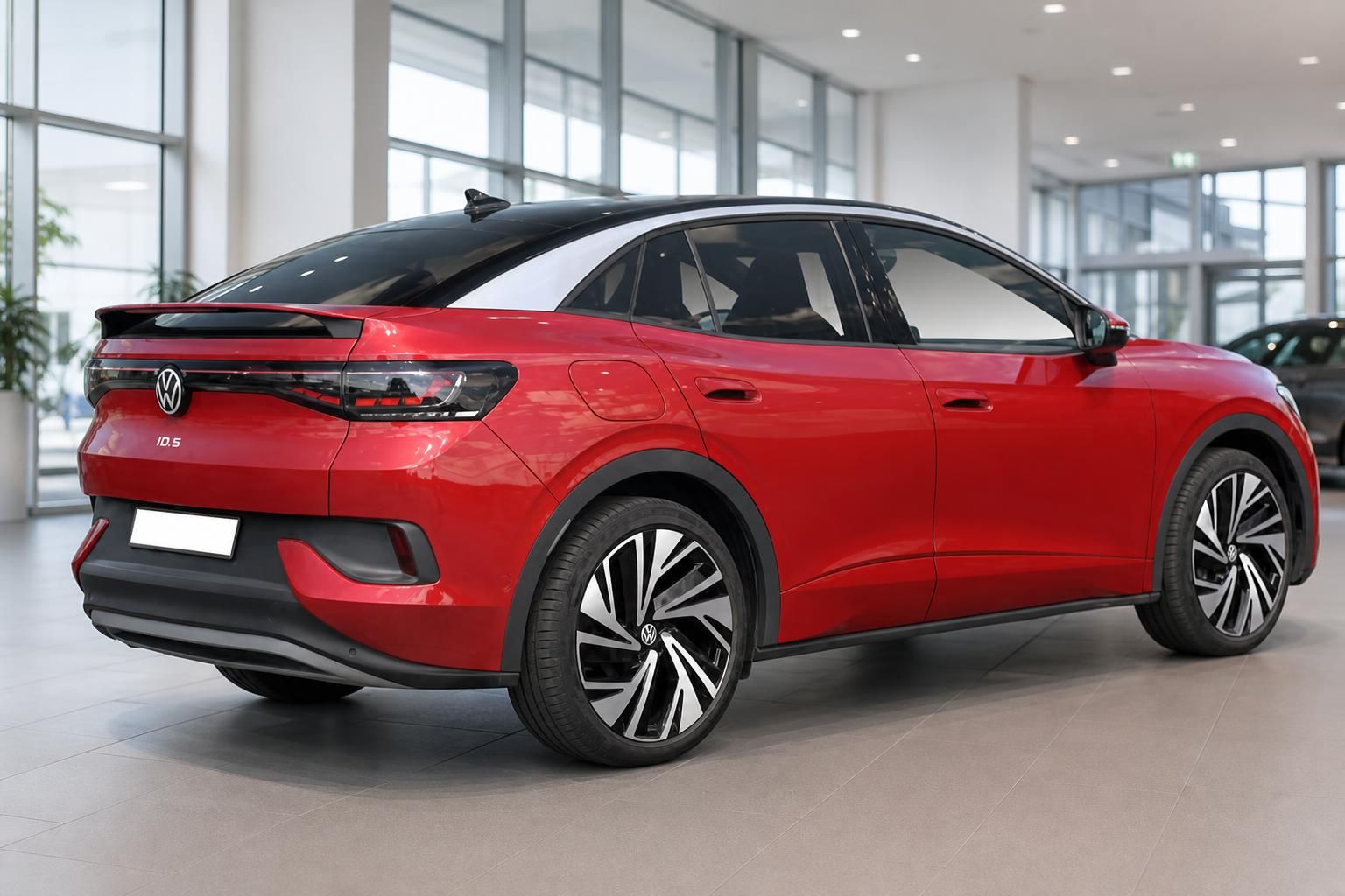 VW ID.5 rot Heckansicht schräg im Autohaus – Elektro-SUV-Coupé mit schwarzem Dach