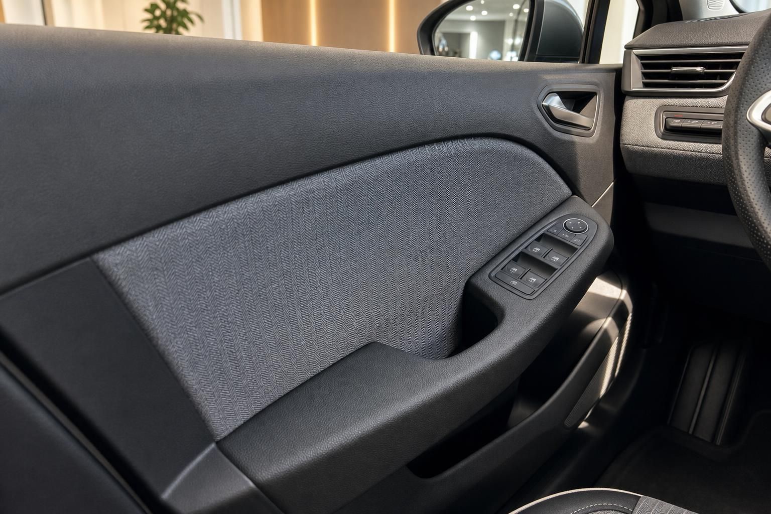Renault Fahrzeug Türverkleidung Innenraum mit Fensterheber Bedienung und grauem Textilbezug