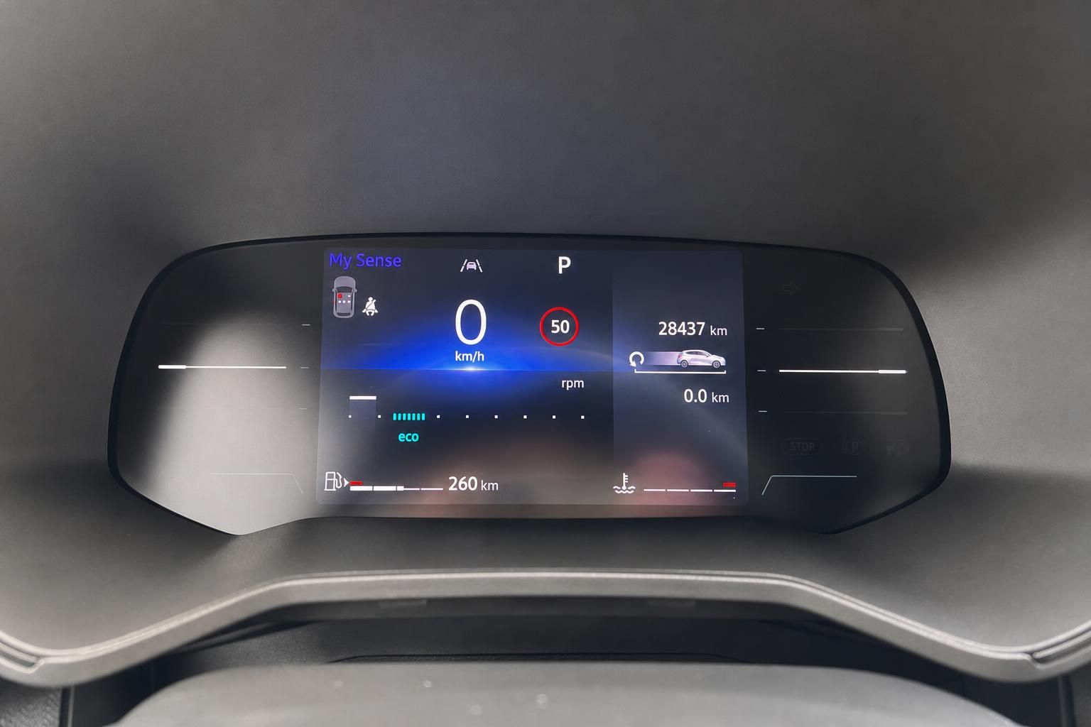 Digitales Cockpit Display mit Geschwindigkeitsanzeige und Fahrzeugdaten im modernen Auto