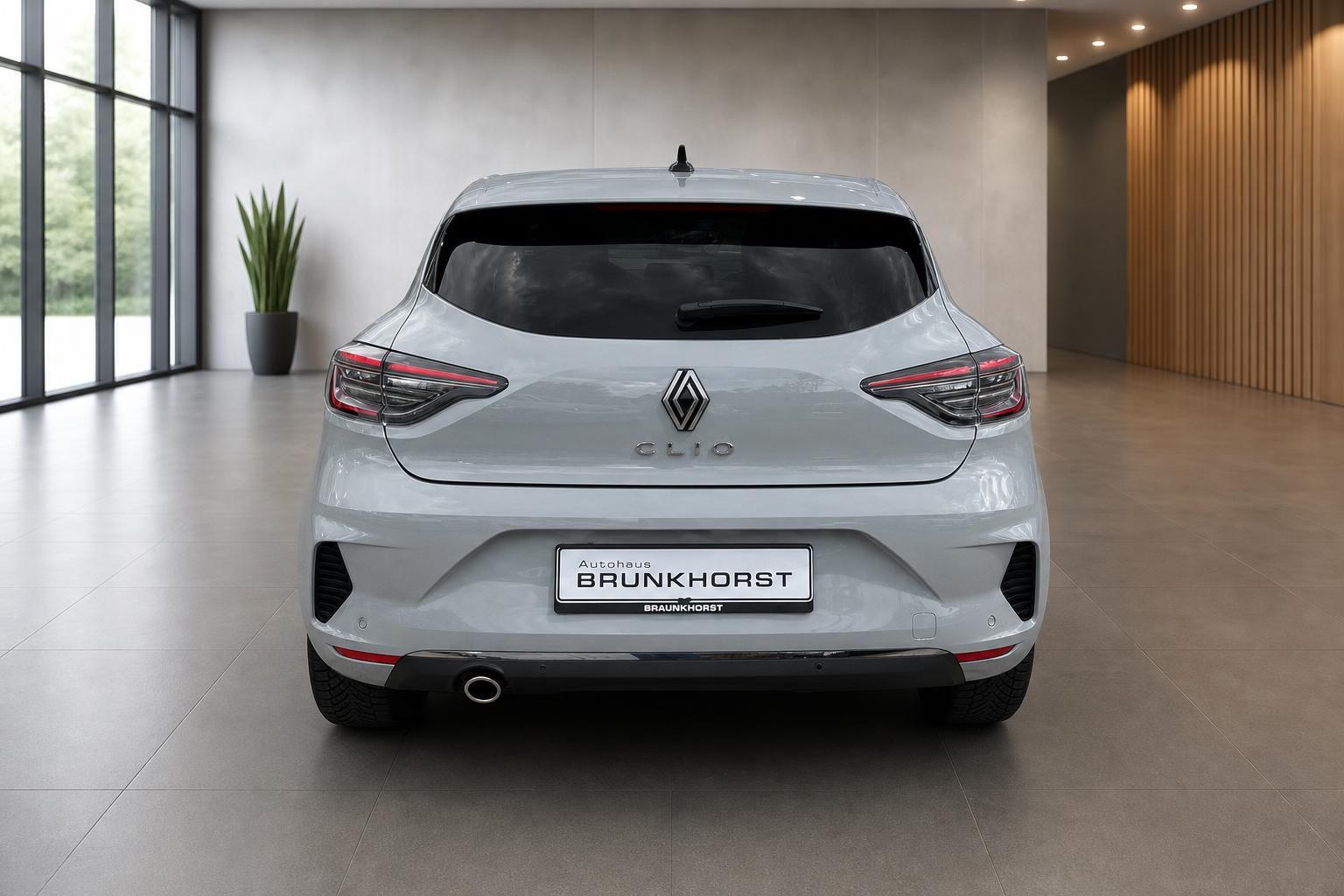 Renault Clio in silber, Heckansicht mit schwarzen Spiegelkappen und Autohaus Brunkhorst Kennzeichen