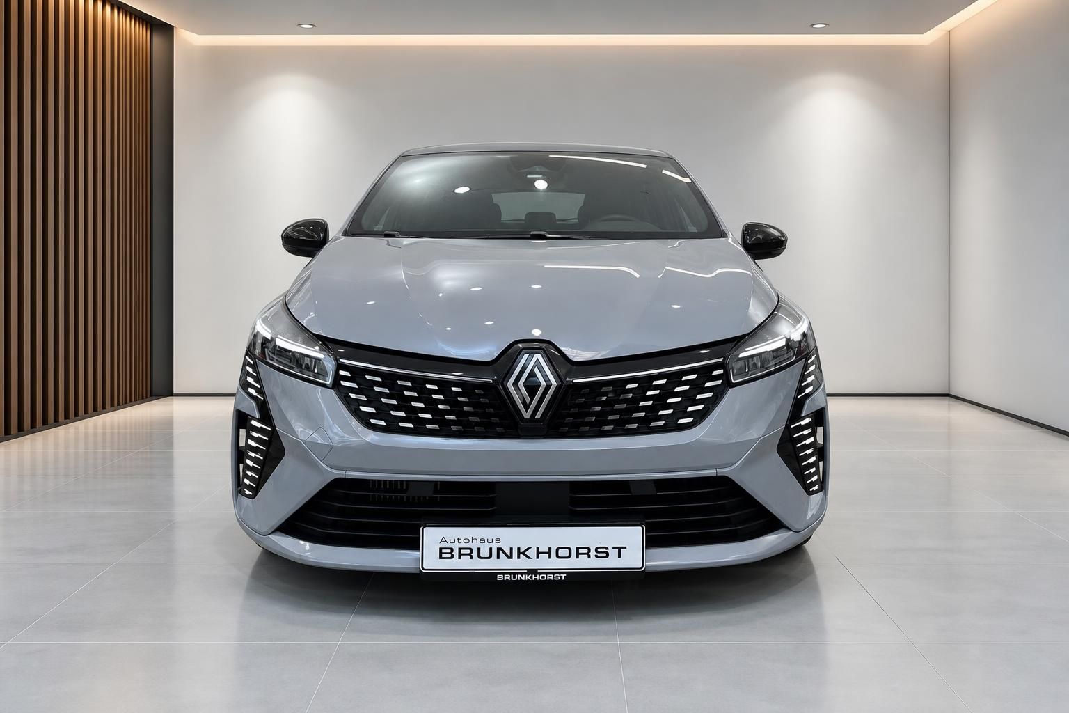 Renault Clio silber, Frontansicht mit modernem Design und LED-Scheinwerfern im Autohaus-Showroom