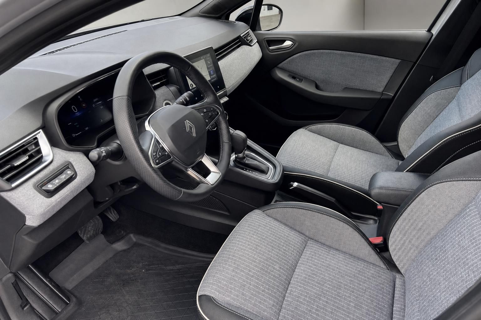 Renault Clio Innenraum mit grau-schwarzer Ausstattung, Lenkrad und Multimediasystem