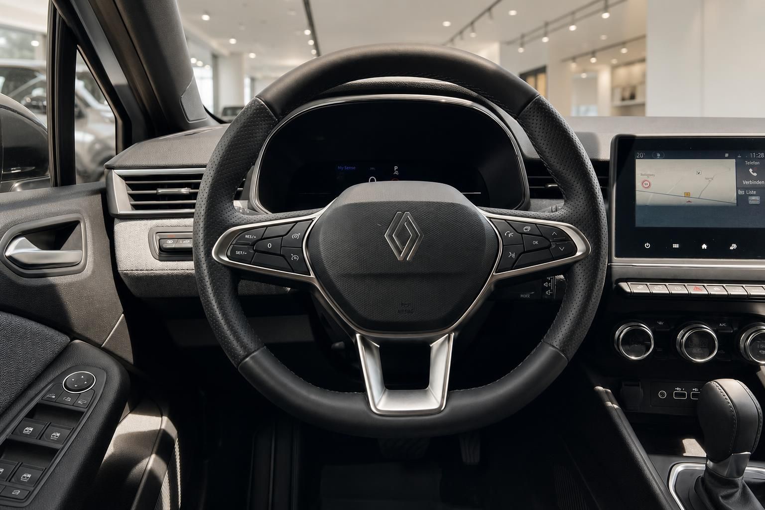 Renault Lenkrad mit Multifunktionstasten, Renault-Logo und digitalem Cockpit im Hintergrund