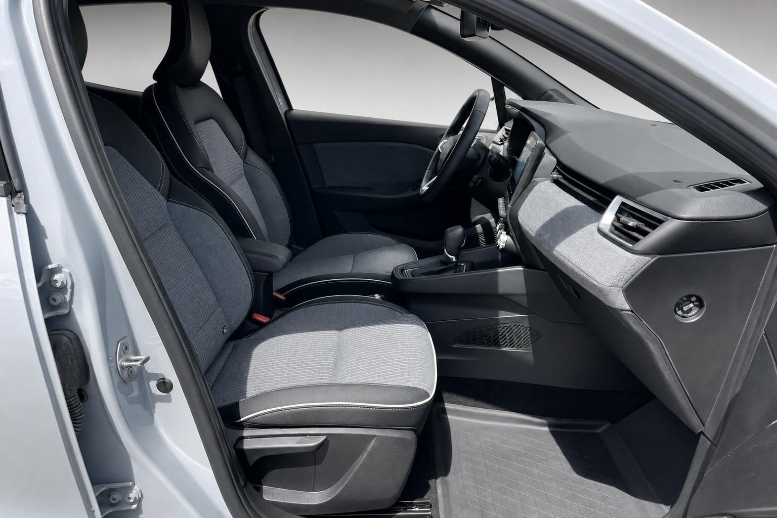 Renault Auto Vordersitze Innenausstattung mit grauen Stoffbezügen und Mittelkonsole Detail