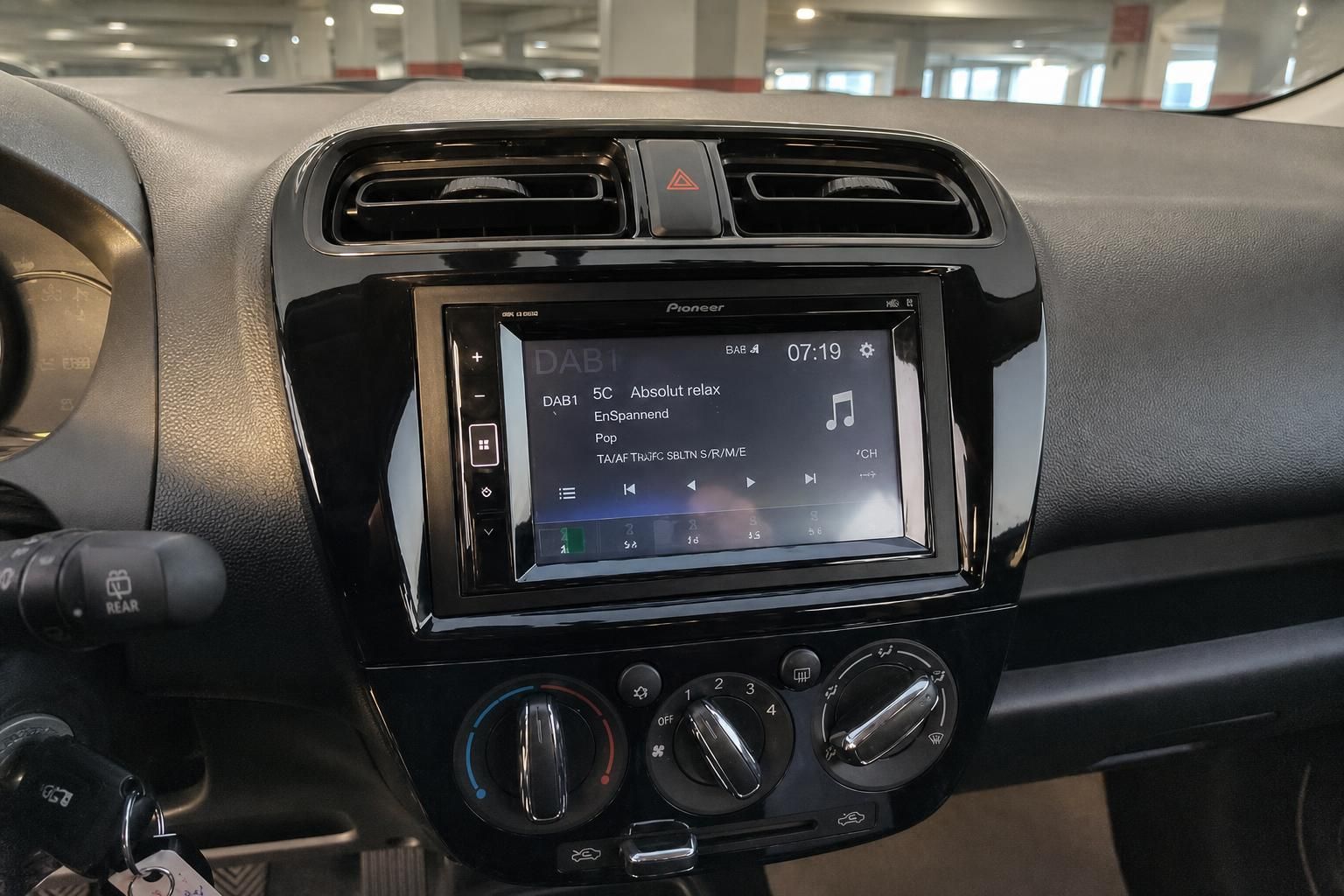 Mitsubishi Space Star Pioneer DAB+ Autoradio mit Touchscreen und Klimabedienung
