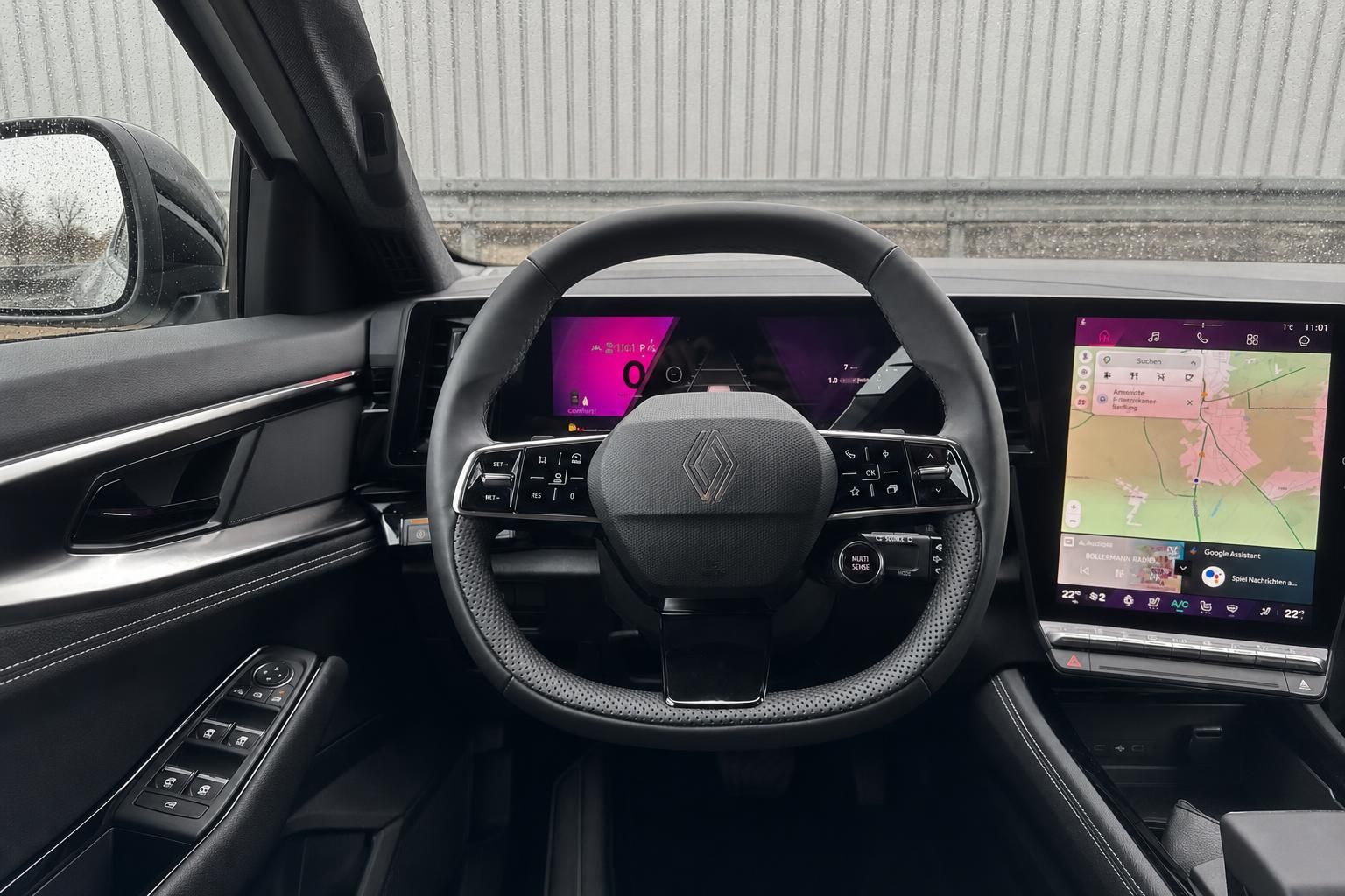 Fahrzeug Innenraum mit Lenkrad, Armaturenbrett und digitalem Display