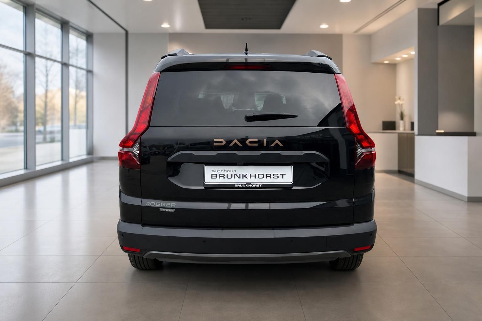 Dacia SUV Heckansicht in schwarz - Jogger Modell mit DACIA Schriftzug und Autohaus Brunkhorst Kennzeichen