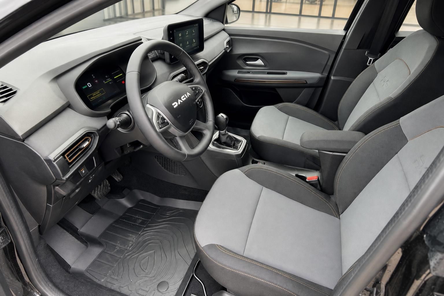 Dacia Fahrerraum Seitenansicht - graue Sitze mit schwarzem Interieur und Schaltknauf