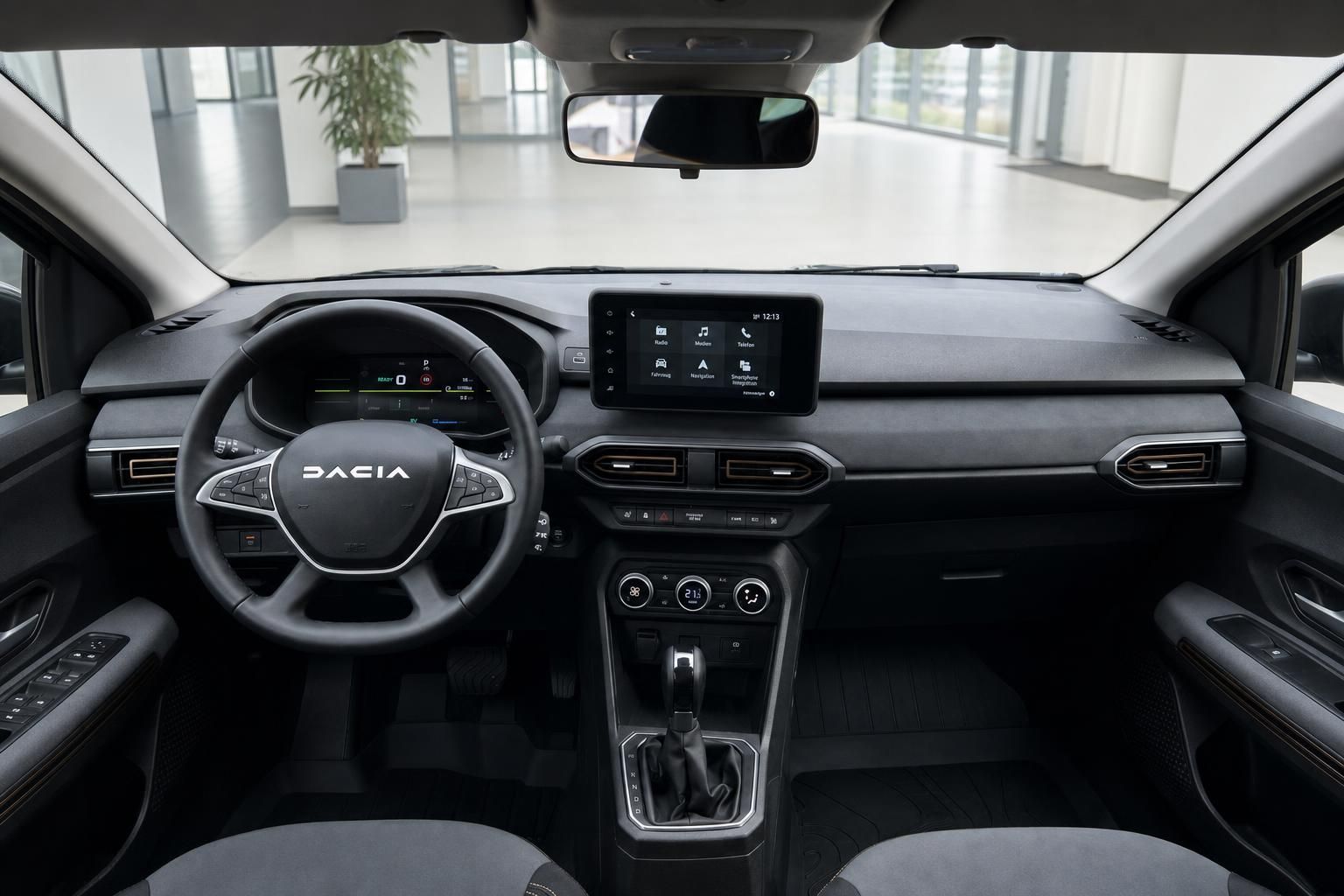 Dacia Innenraum Cockpit - schwarzes Armaturenbrett mit Touchscreen und DACIA Lenkrad