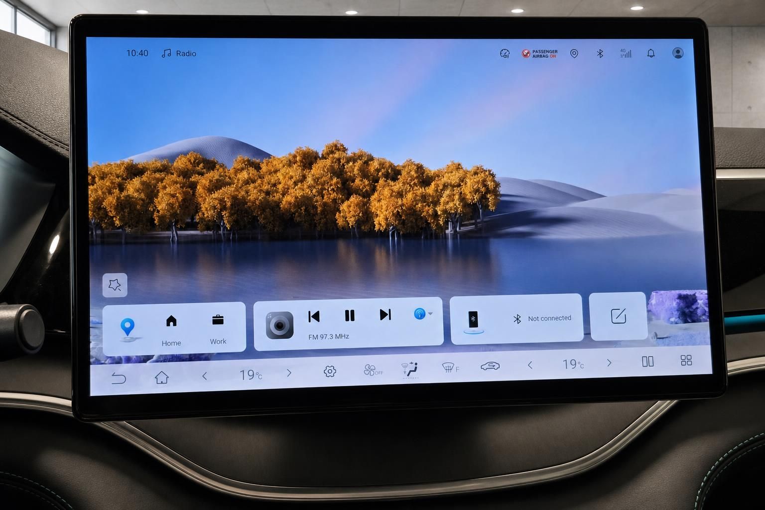 Infotainment-Touchscreen mit Menü im BYD Fahrzeuginnenraum