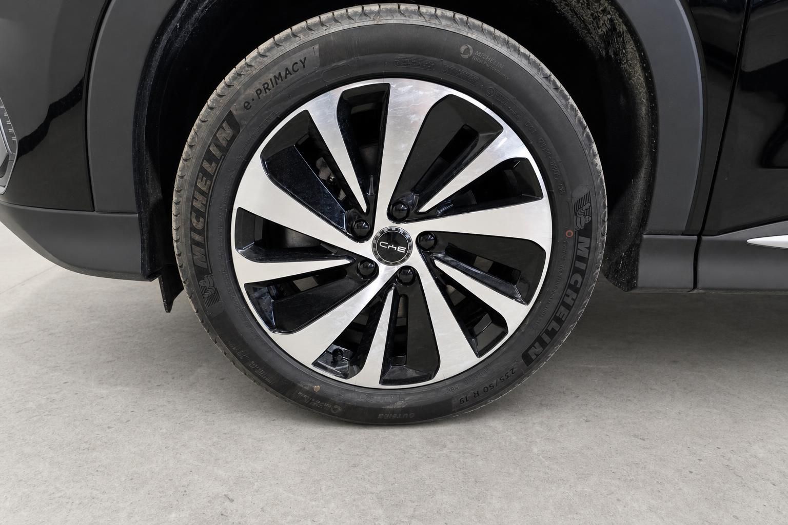 Nahaufnahme Alufelge mit Michelin Reifen am schwarzen SUV
