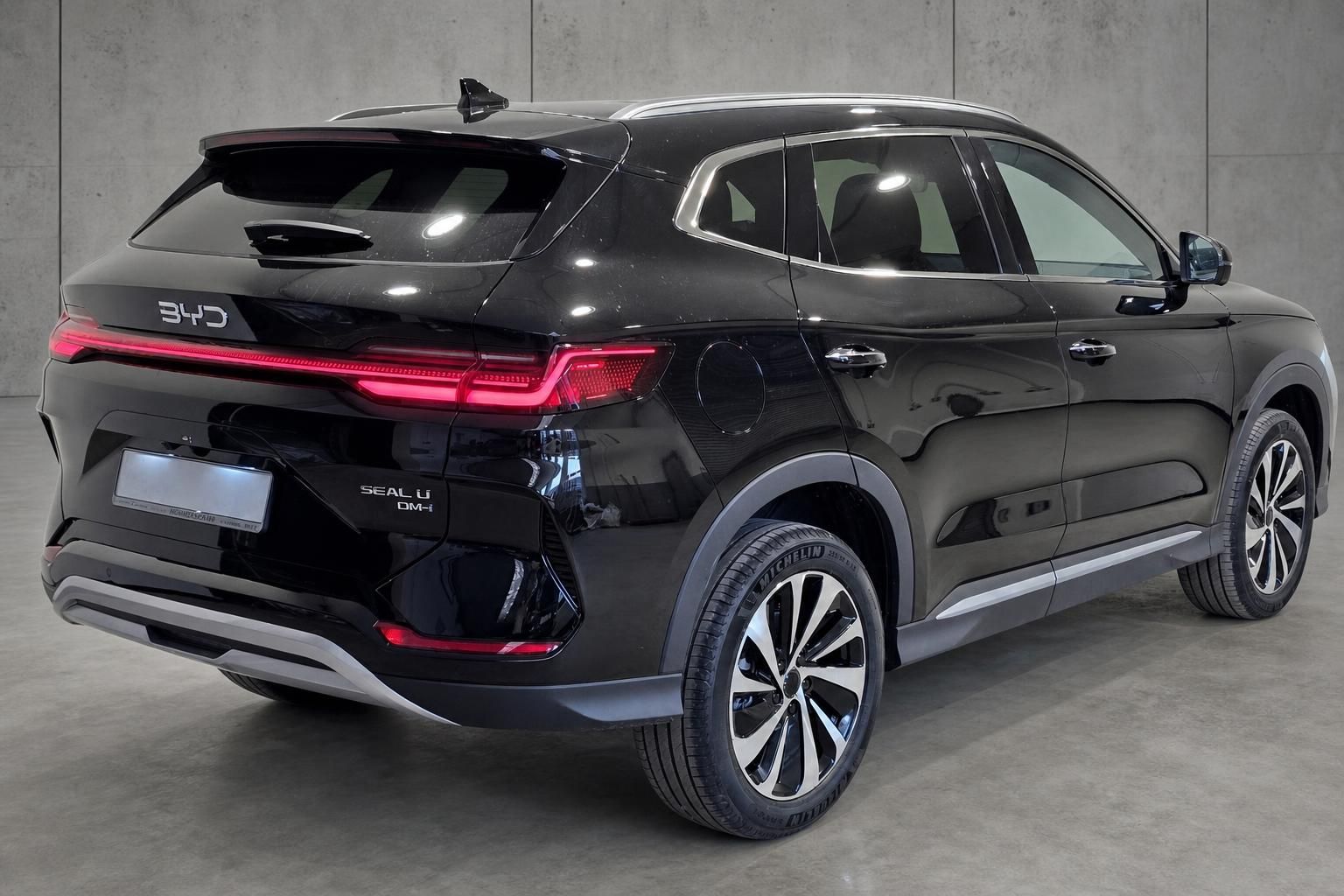 BYD Seal U DM-i schwarz, Heck- und Seitenansicht