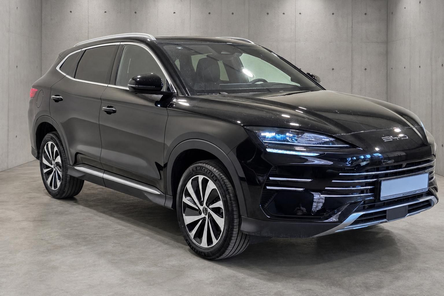 BYD SUV schwarz, Frontansicht schraeg im Studio