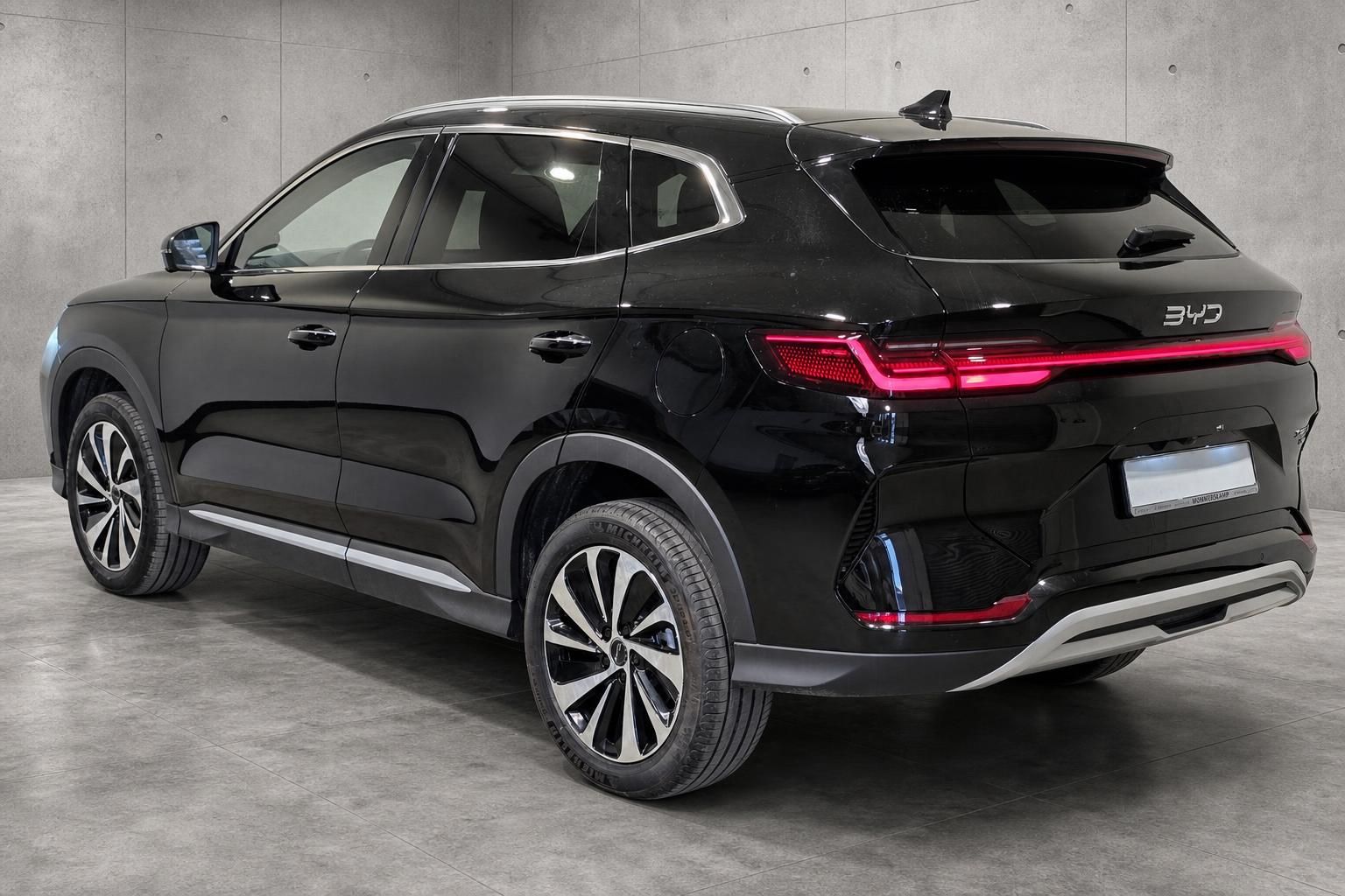 BYD Seal U DM-i schwarz, Heckansicht Studio