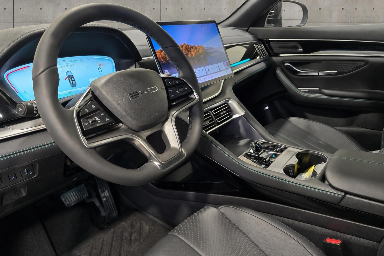 BYD Innenraum mit Lenkrad und Touchscreen Cockpit