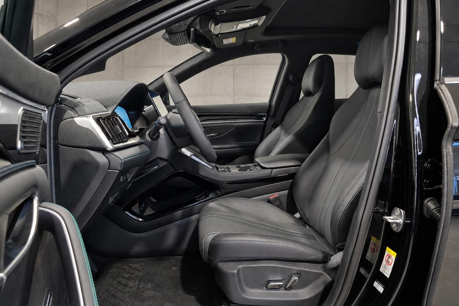 Vordersitze und Fahrerbereich im Innenraum des BYD SUV