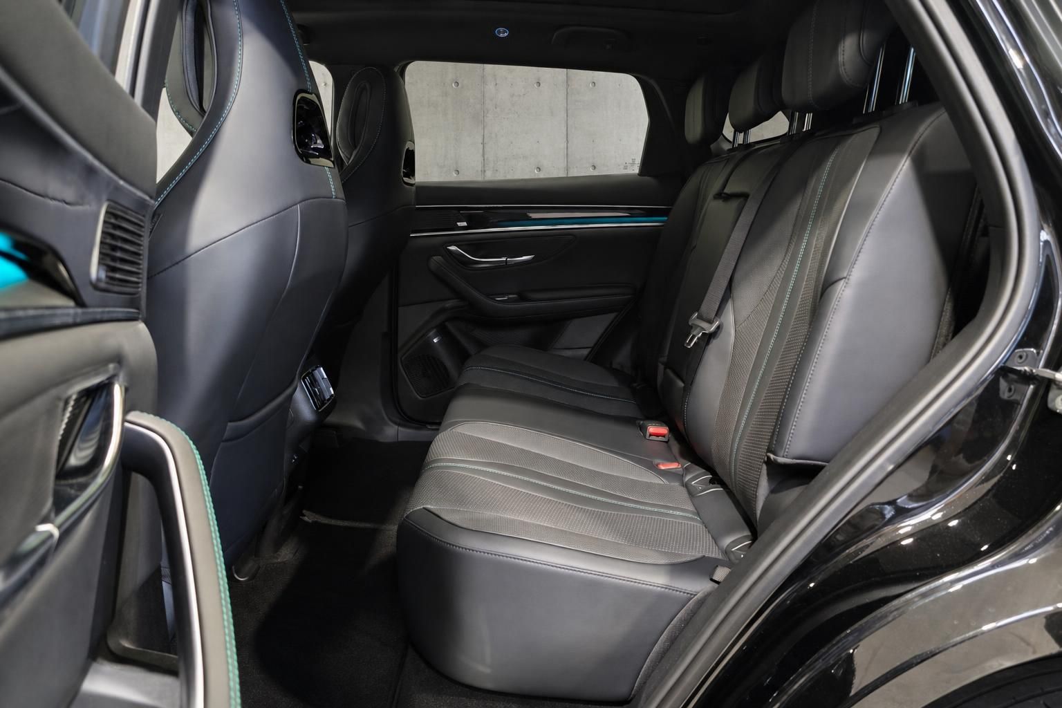 Rücksitzbank mit schwarzem Leder im BYD SUV, Innenraumansicht