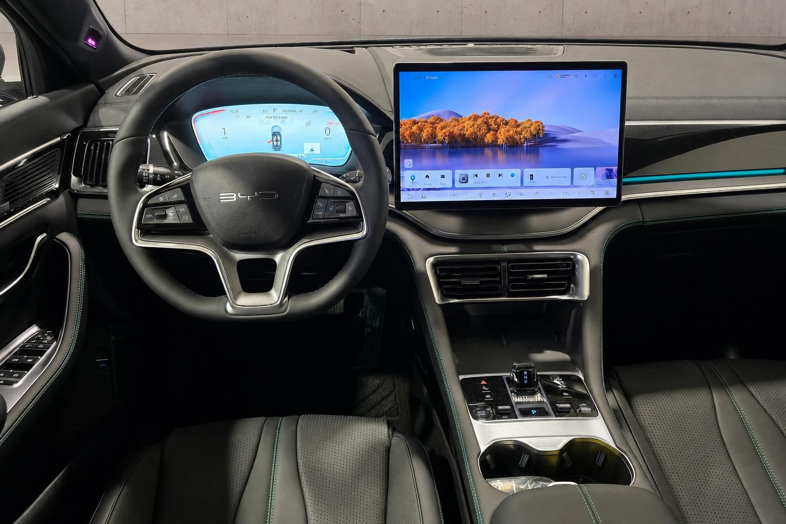 Cockpit und Armaturenbrett mit Touchscreen im BYD Fahrzeug