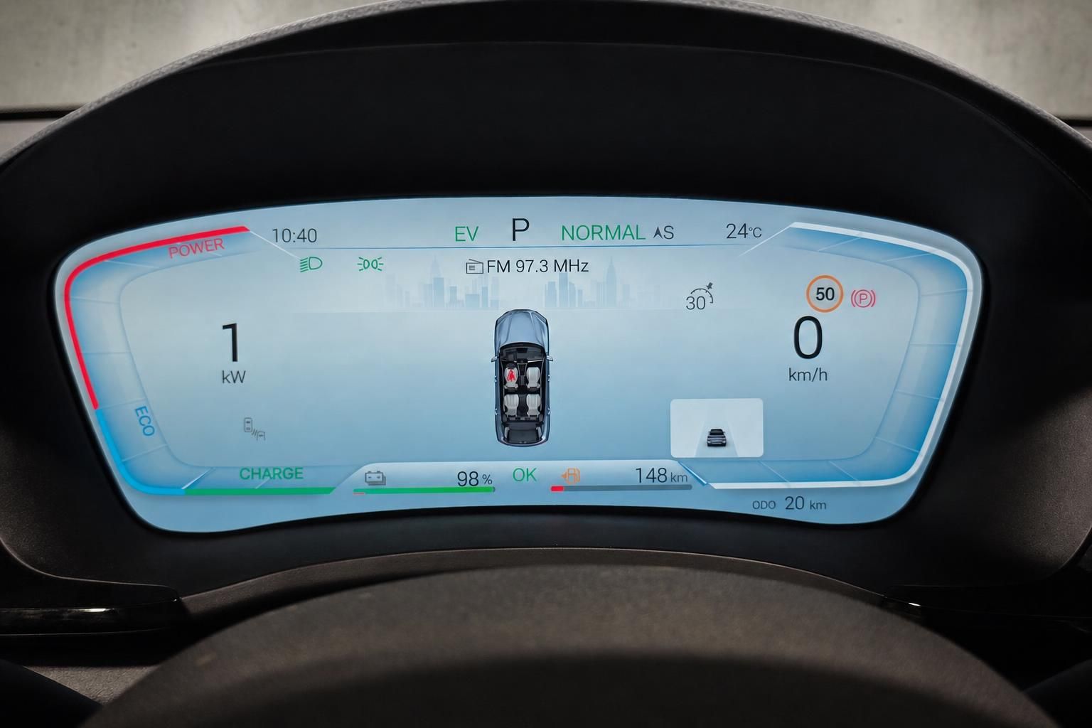 Digitales Kombiinstrument mit Ladestand und Fahrdaten im BYD