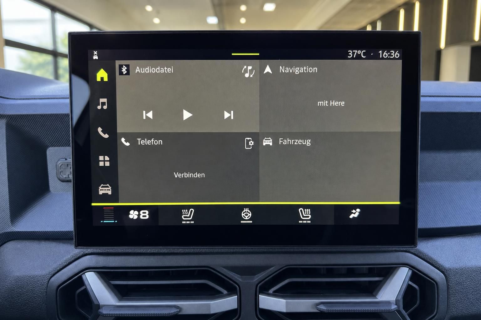 Touchscreen-Display des Fahrzeug-Infotainmentsystems mit Navigation und Audiodatei-Anzeige