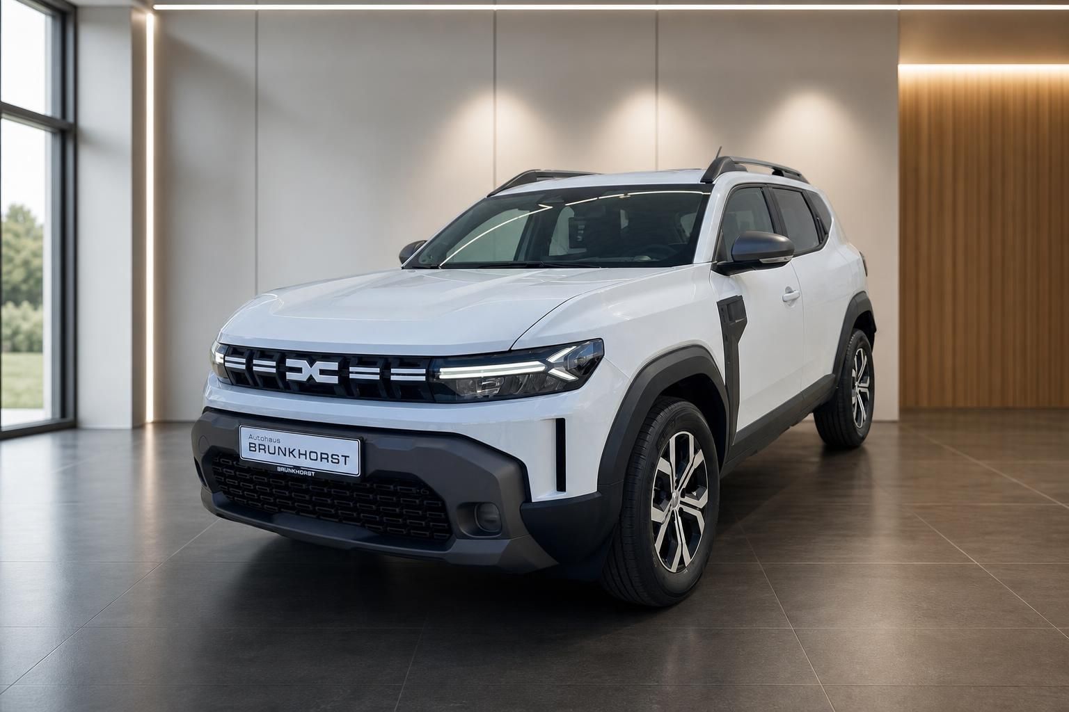 Dacia SUV weiss im Autohaus - Seitenansicht mit Panoramafenstern