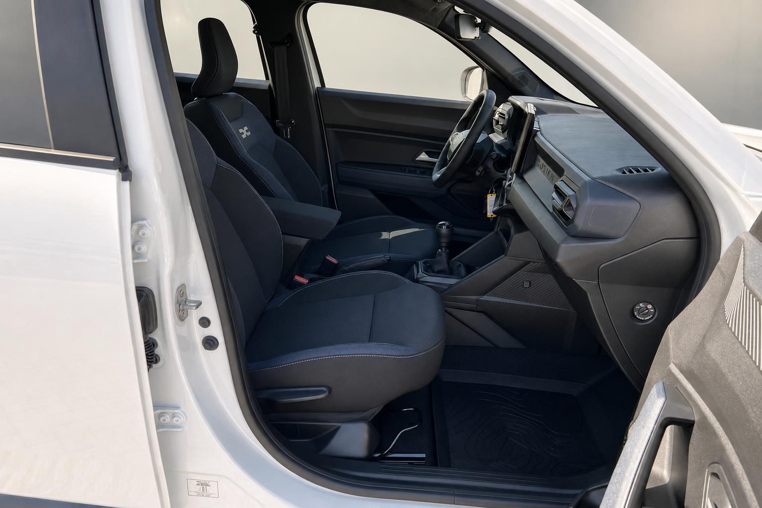 Fahrzeuginnenraum mit schwarzen Sitzen und modernem Cockpit - Detailansicht Fahrer- und Beifahrerbereich