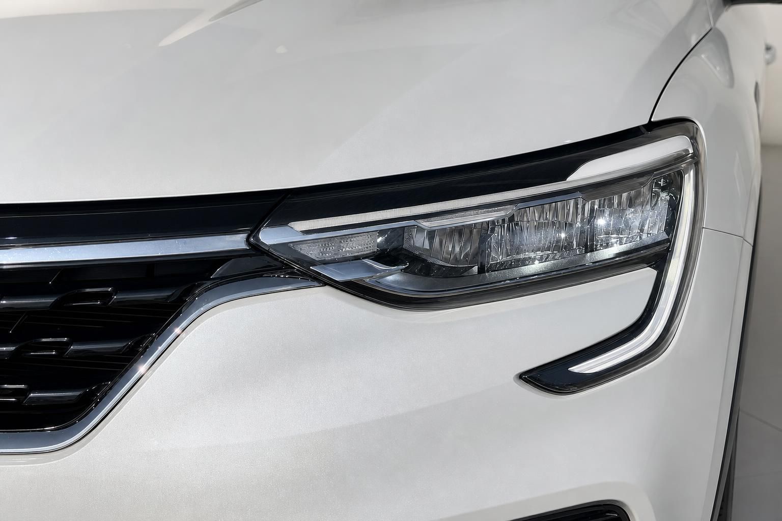 Renault Scheinwerfer Detail in Weiß mit LED-Technik und Chromleiste