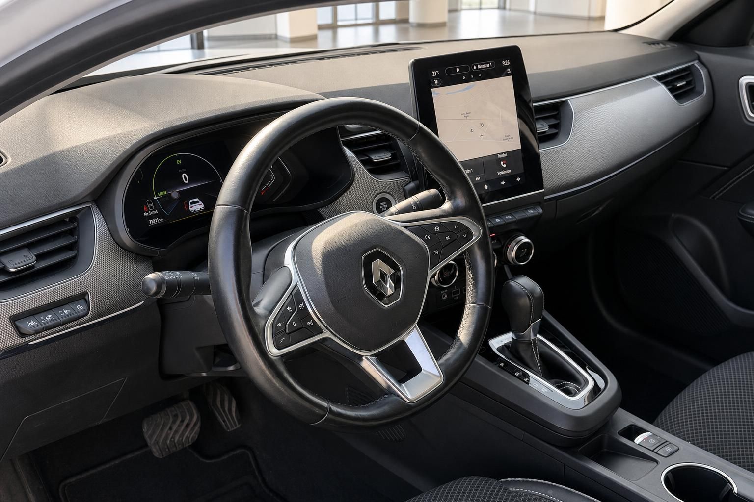 Renault Cockpit mit Lenkrad, Digitaltacho und Touchscreen Navigation