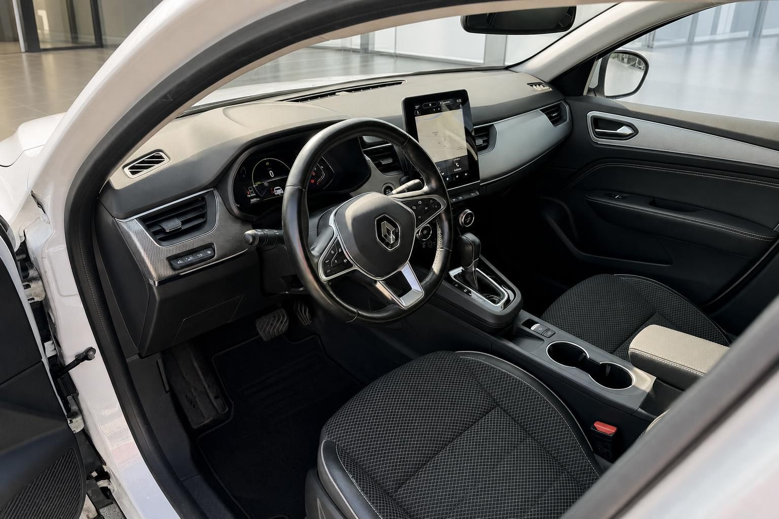 Renault Innenraum mit Cockpit, Lenkrad und Vordersitzen im Überblick