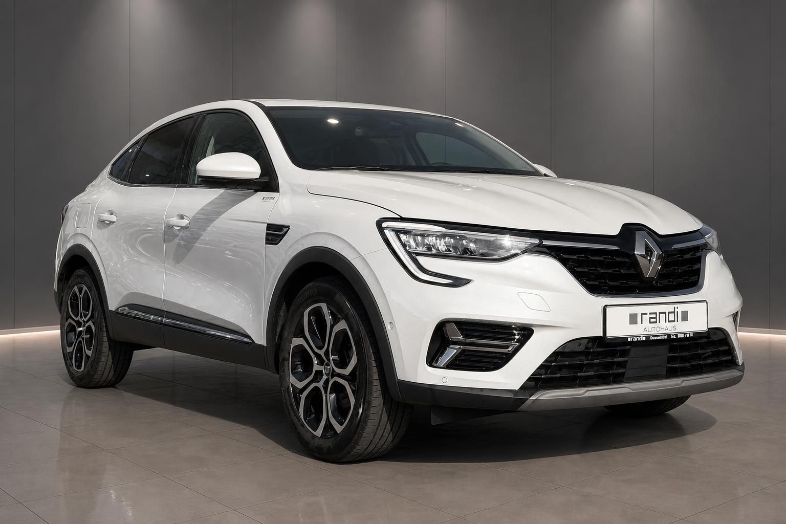 Renault Arkana weiß Frontansicht seitlich im Autohaus