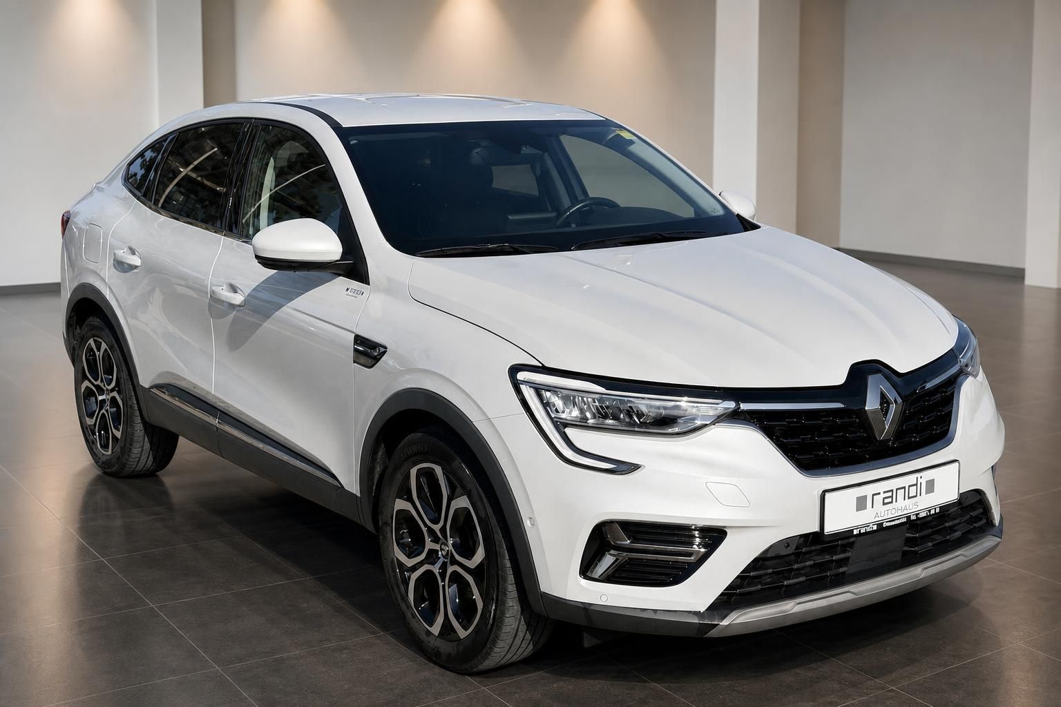 Renault Arkana weiß Vorderansicht schräg im Showroom