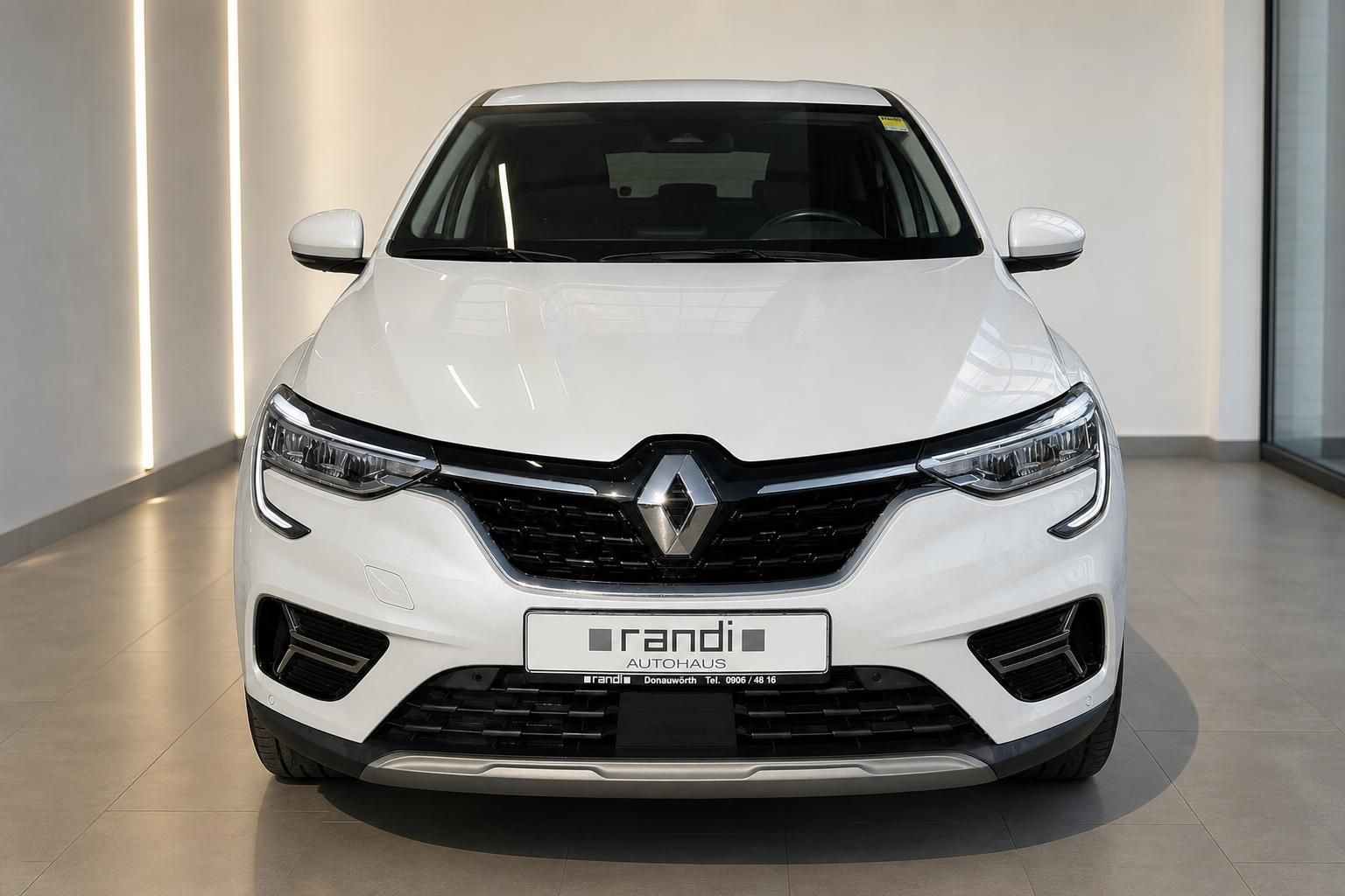 Renault Arkana weiß Frontansicht direkt im Autohaus