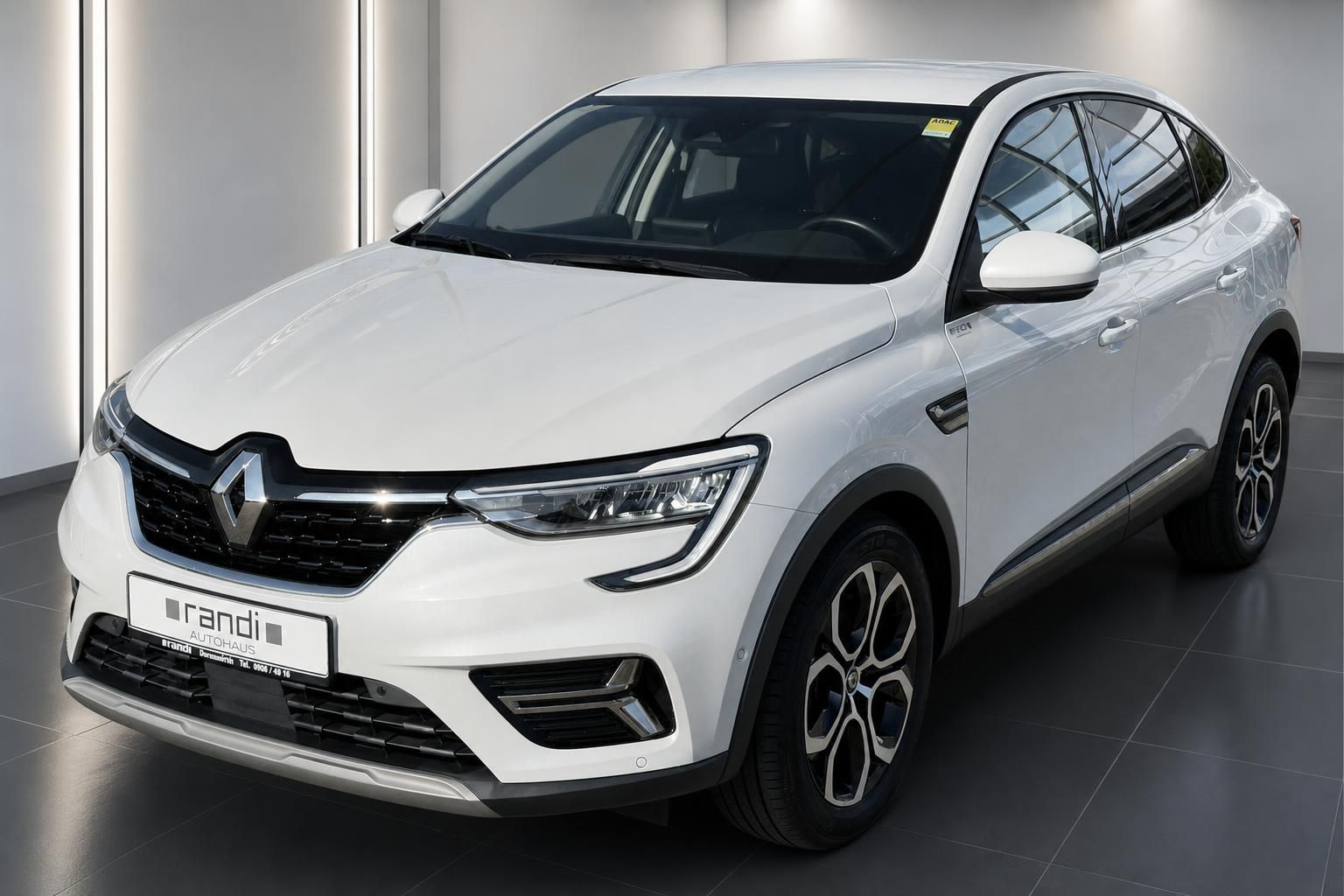 Renault Arkana weiß Frontansicht schräg im Autohaus