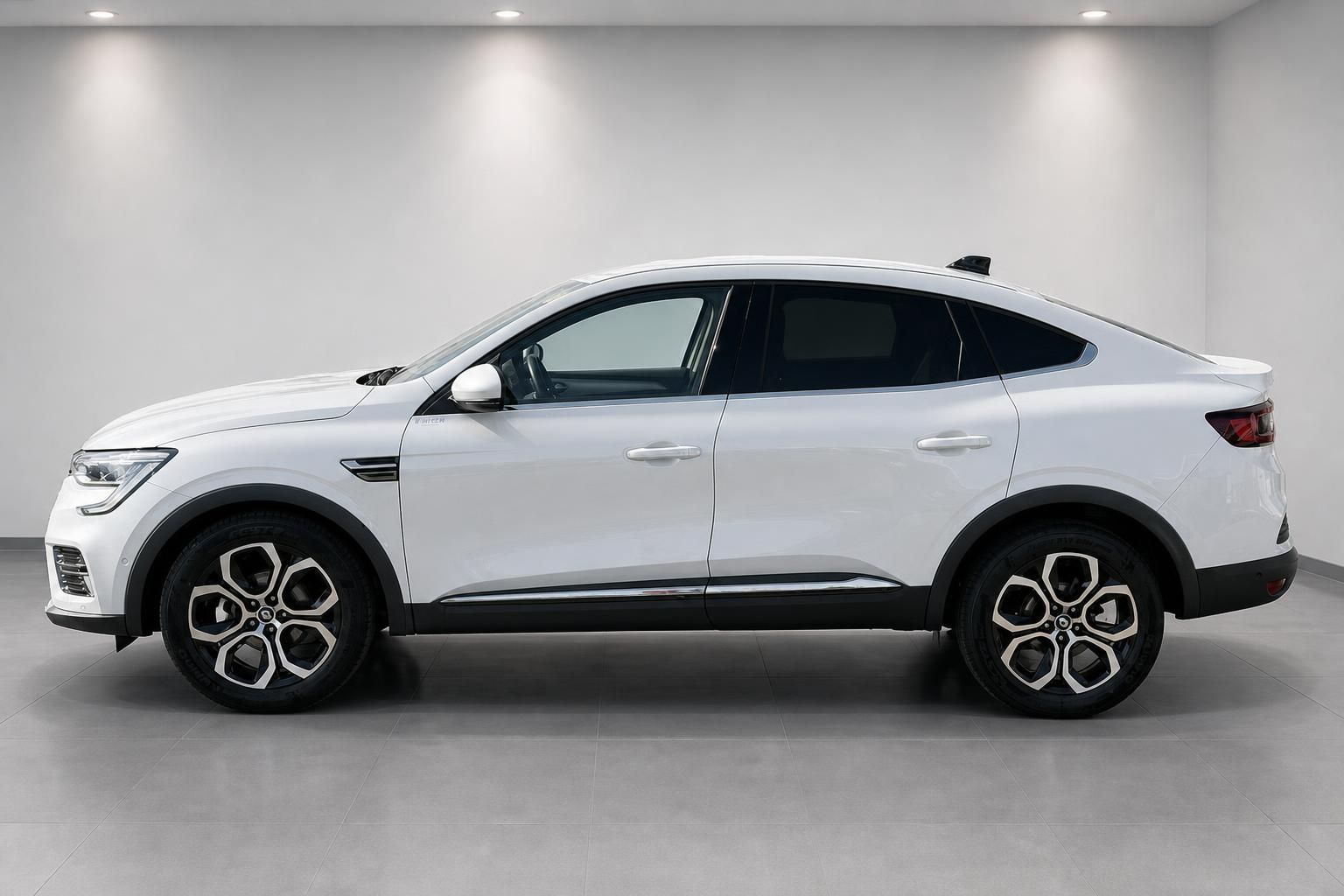 Renault Arkana weiß Seitenansicht Profil im Showroom