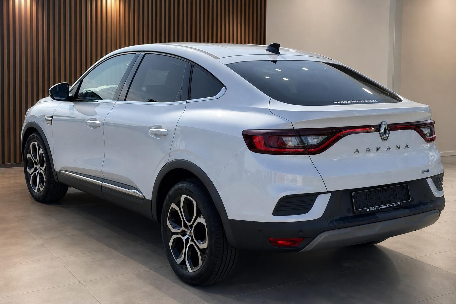 Renault Arkana weiß, Heckansicht schräg im Showroom