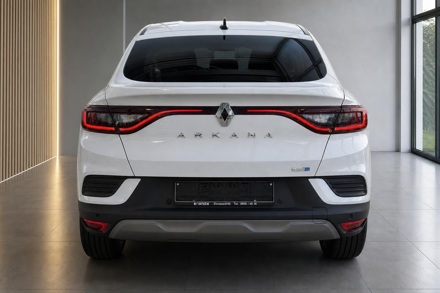 Renault Arkana weiß, direkte Heckansicht mit LED-Rückleuchten