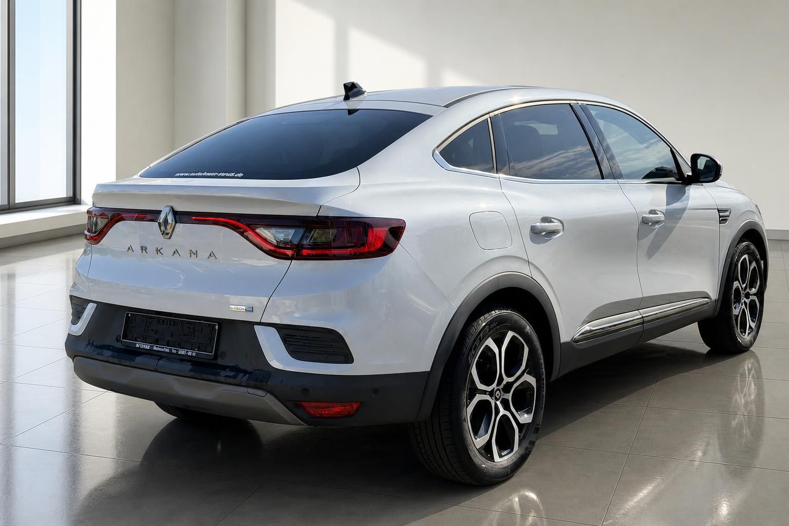 Renault Arkana silber, Heckansicht schräg mit Alufelgen