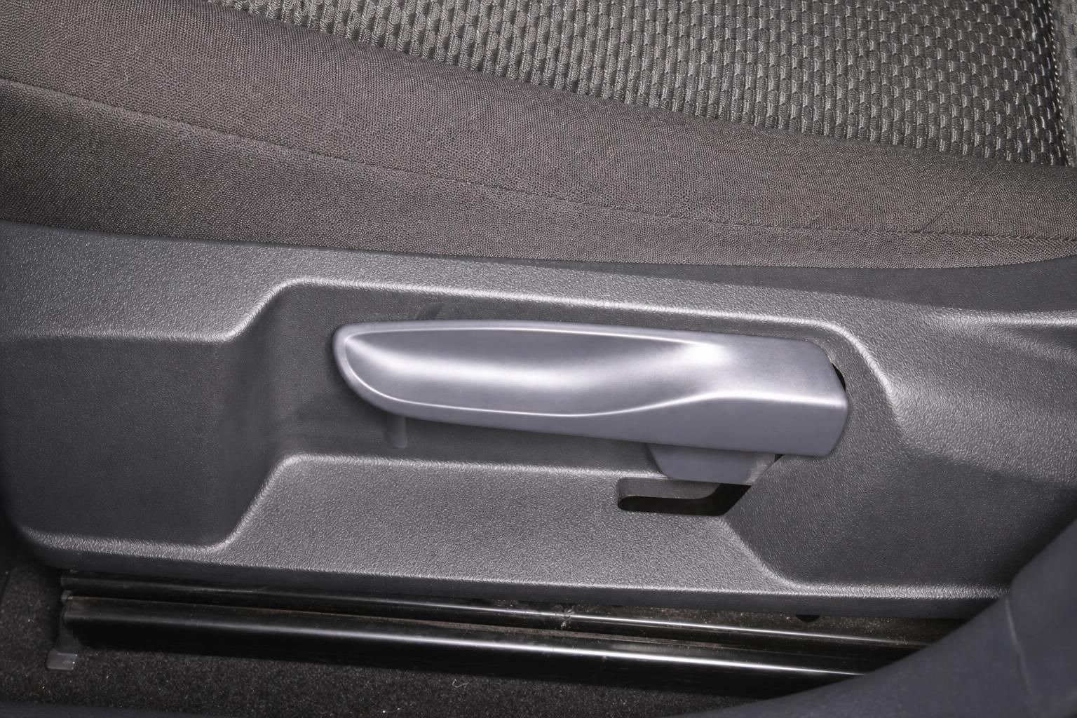 Sitzverstellhebel im Innenraum eines VW Fahrzeugs