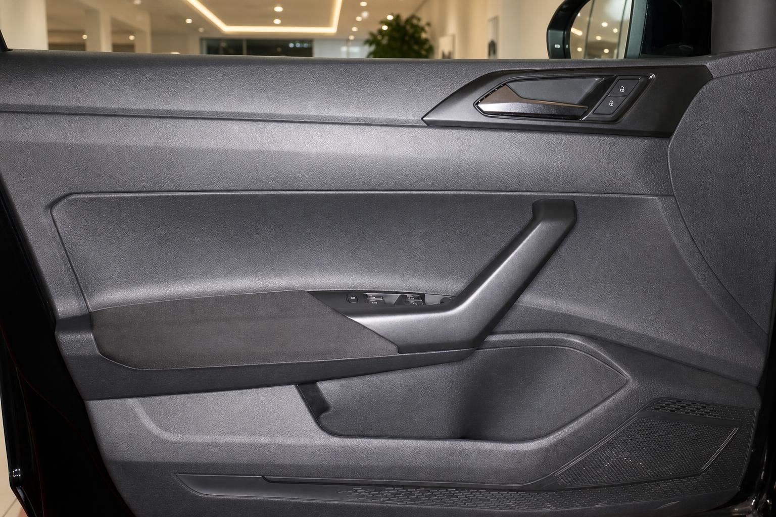 Fahrertür Innenverkleidung mit Bedienelementen im VW Innenraum