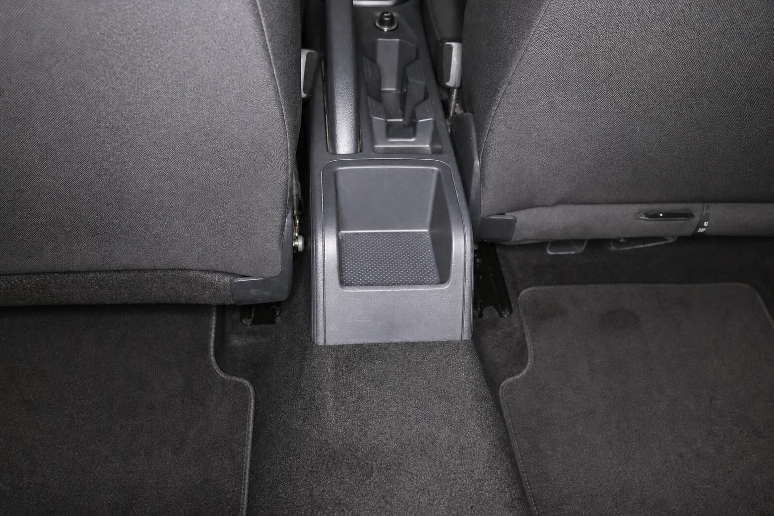 Mittelkonsole und Ablagefach zwischen den Rücksitzen im Fahrzeug