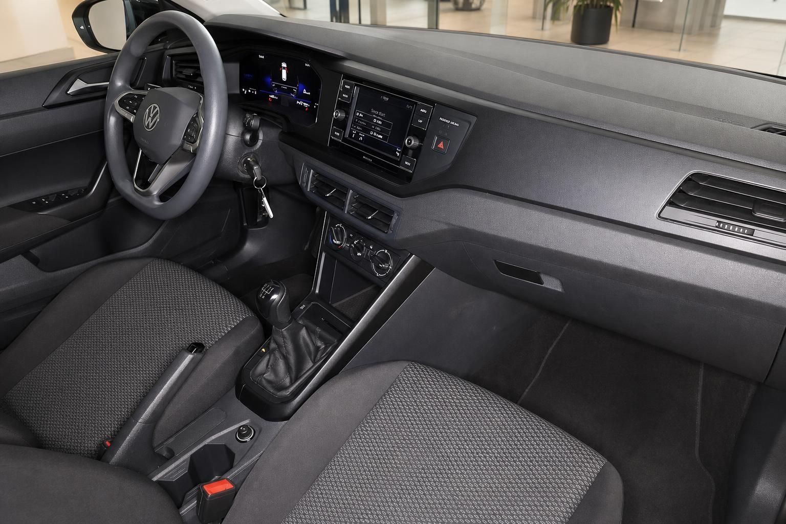 Cockpit und Armaturenbrett mit Lenkrad im VW Innenraum