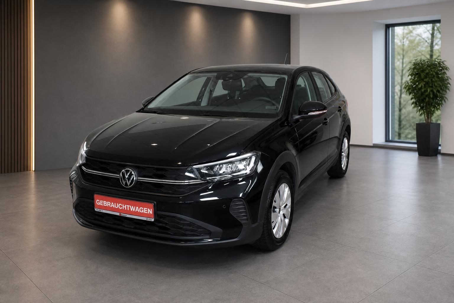 VW Taigo schwarz Frontansicht Gebrauchtwagen im Autohaus